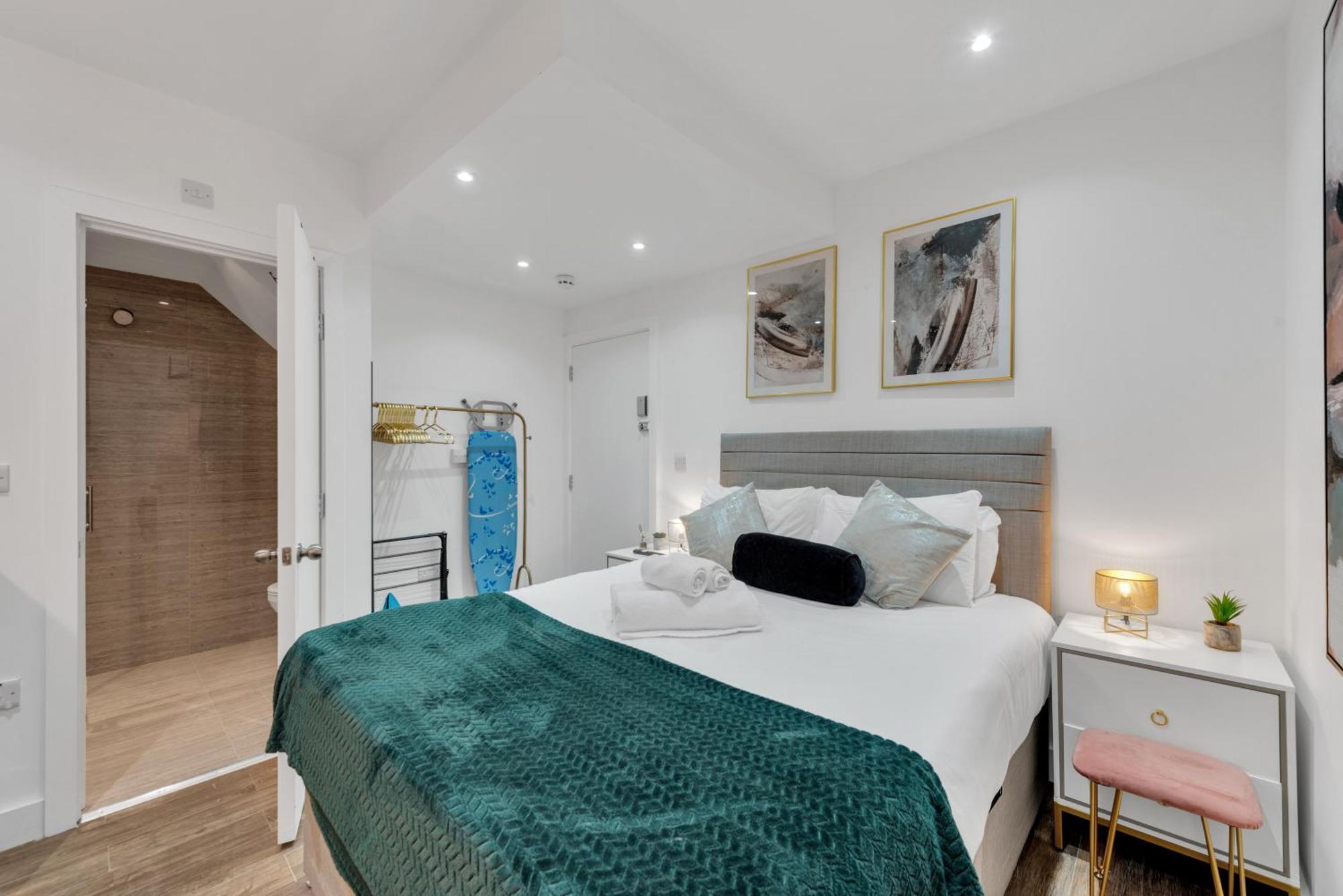 Apartment Micro Chic, Tiny With Functional Desk Hanwell