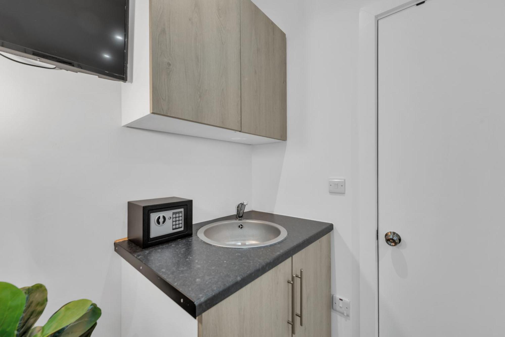 Micro Chic, Tiny With Functional Desk Hanwell