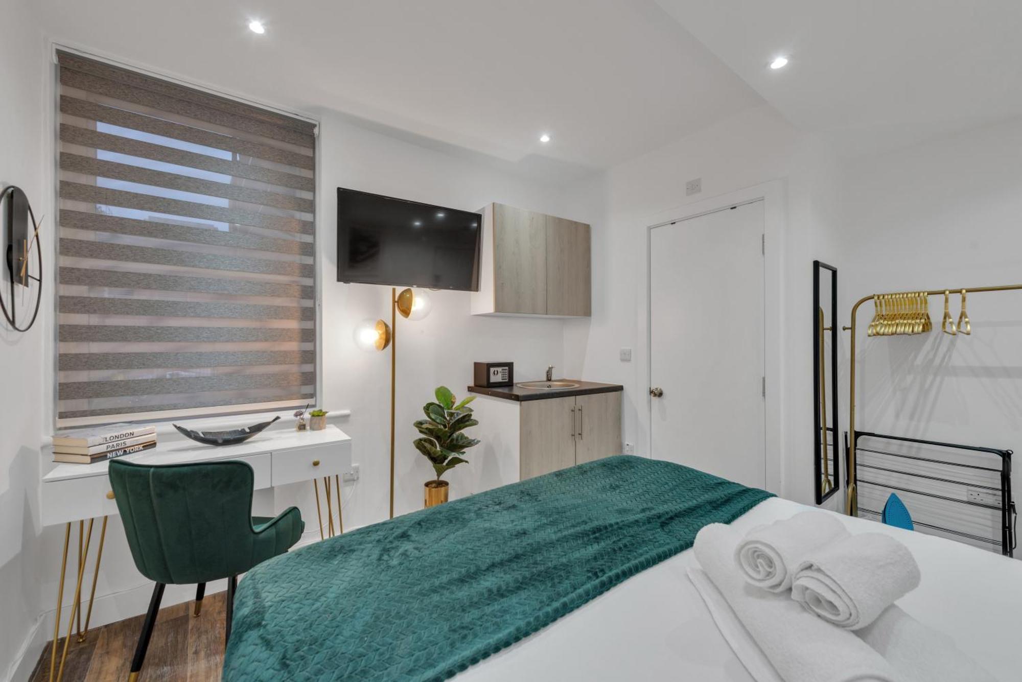 Apartment Micro Chic, Tiny With Functional Desk